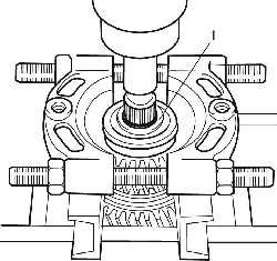 Снятие подшипника первичного вала со стороны шестерни 4-й передачи
