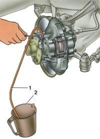 —6. Удаление воздуха из трубопроводов системы гидравлического привода тормозов левого переднего колеса