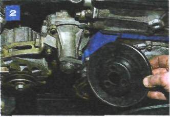Снятие крышки в сборе насоса охлаждающей жидкости на автомобиле с двигателем ВАЗ-2106