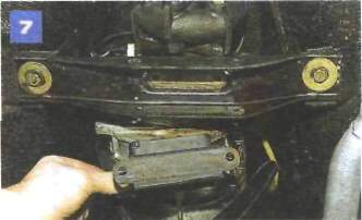 Снятие опор силового агрегата на автомобиле с двигателем УМПО-331