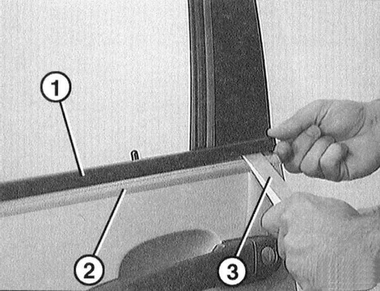 Как снять боковую. Уплотнитель наружный стекла двери х5 е53. Крепление бокового стекла е53. BMW e46 крепление планок на дверях. Регулировка дверей e46.