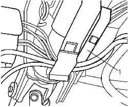 Расположение защелки (1), удерживающей провода
