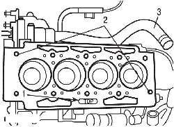 Расположение центрирующих втулок (1) и надписи «TOP» (2) на прокладке головки блока цилиндров и жесткой трубки (3) системы охлаждения