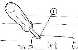 Установка отвертки в отверстие (1) для открытия двери багажного отделения