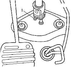 Расположение болта (1) крепления рулевого вала