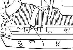 Место установки шланга на нижний патрубок (1) радиатора