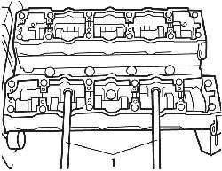 Использование рычагов (1) для отделения головки от блока цилиндров двигателя TU5JP4