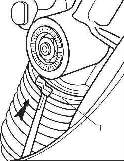 Расположение хомута (1) крепления защитного чехла к рулевому механизму