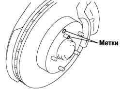 Нанесение меток на болт ступицы и тормозной диск