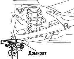 Установка домкарата под нижний рычаг