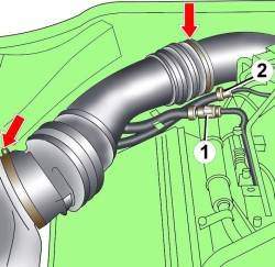 Расположение хомутов крепления воздушного патрубка и накидных гаек трубопроводов подачи (1) и возврата (2) топлива