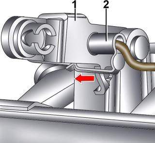 Направление нажатия специального инструмента для вдавливания установочного штифта (2) в поворотный рычаг (1)
