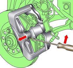 Использование отвертки для вдавливания поршней в суппорт