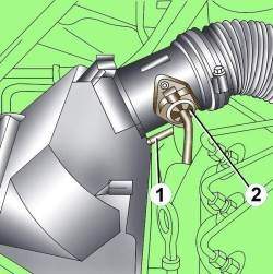 Места подсоединения воздушного шланга (1) и электрического разъема (2) к верхней секции воздушного фильтра