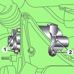 Расположение болтов (1 и 2) крепления насоса гидроусилителя рулевого управления к кронштейну