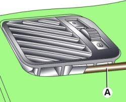 Использование отвертки (А) для снятия левого сопла обдува из панели приборов