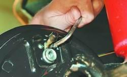 Замена рабочих цилиндров тормозных механизмов задних колес