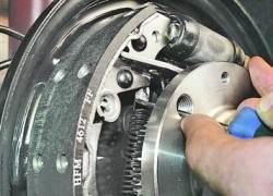 Замена колодок тормозных механизмов задних колес