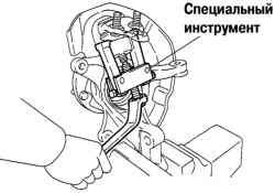 Снятие нижнего шарового шарнира передней подвески