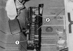 Прочие блоки предохранителей (2), включая предохранители перегрузки (1), находятся под задним сиденьем рядом с аккумуляторной батареей