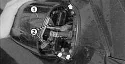 Для доступа к пружинной скобе (2) крепления корпуса (1) сложите зеркало назад. Зеркало в сборе крепится к двери тремя болтами (стрелки)