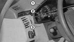 Комбинацию приборов (1) можно вынуть из панели приборов (3) с помощью двух приспособленных крючков (2), например из велосипедных спиц. Не забудьте вытянуть до конца рулевое колесо