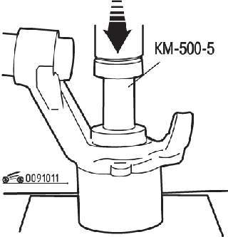 Использование приспособлений КМ-500-4 и КМ-500-5 для снятия подшипника ступицы колеса