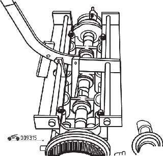Сжатие клапанной пружины с помощью приспособления КМ–348