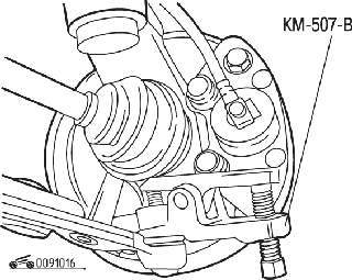 Использование съемника КМ-507-В для выпрессовки из поворотного кулака цапфы шарового шарнира нижнего рычага