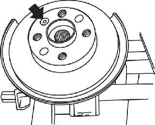Расположение винта крепления тормозного диска к ступице колеса