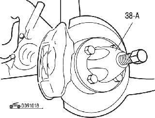 Использование приспособления № 38-A для извлечения приводного вала из ступицы переднего колеса