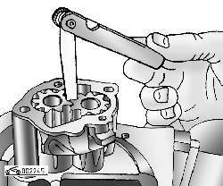 Измерение бокового зазора в зацеплении шестерен масляного насоса