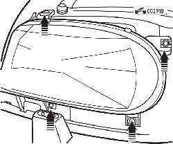 Винты крепления фары (показаны стрелками)