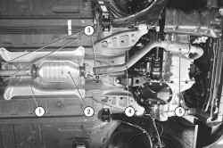 Расположение узлов системы выпуска отработавших газов в передней части основания кузова