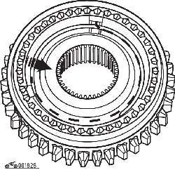 При установке синхронизатора 1-й и 2-й передач более широкий буртик должен быть направлен к шестерне 1-й передачи