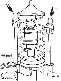 Сжатие пружины специальным приспособлением