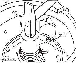 Запрессовка нового сальника гидротрансформатора с помощью оправки 3158