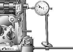 Определение величины осевого люфта распределительного вала