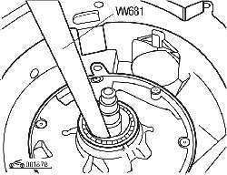Снятие сальника гидротрансформатора с помощью приспособления VW681