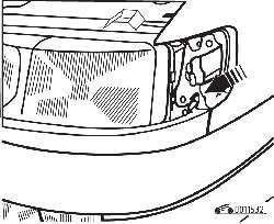 Расположение болта крепления полосы отделки фары (более поздние модели)