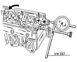 Проверка осевого люфта распределительного вала. Устанавливать вал только вместе с крышкой центрального подшипника (стрелка)