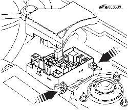 Винты крепления блока предохранителей (показаны стрелками)