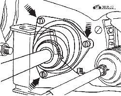 Винты крепления защитного чехла полуоси (показаны стрелками)