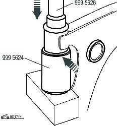 Выпрессовка передней резиновой опоры из рычага подвески с помощью специальных инструментов 999 5624 и 999 5625, предварительно смочив инструмент 999 5624 мыльным раствором для облегчения извлечения резиновой опоры и частично обрезав резиновую опору для правильной установки держателя (держатель 999 5626 прорезает резину)