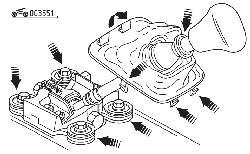 Детали крепления механизма переключения передач и защитного чехла (показаны стрелками)
