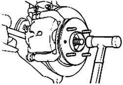 Использование молотка для выбивания приводного вала из ступицы переднего колеса