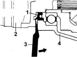 Использование монтажной лопатки для извлечения приводного вала из картера коробки передач