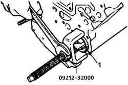 Использование специального инструмента 09212–32000 для извлечения переднего подшипника (1) правого балансировочного вала
