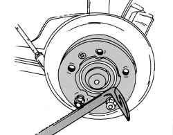Фиксация передней ступицы при отворачивании тормозного диска