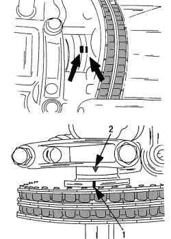 Местонахождение направляющего штифта распределительного вала (вверху). Расположение установочных меток, соответствующих положению поршня первого цилиндра в ВМТ (внизу)